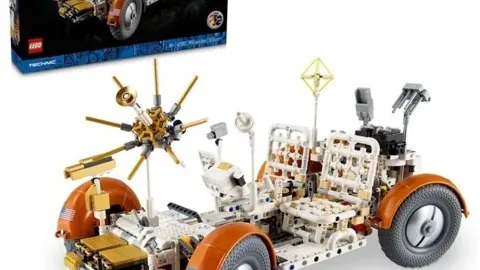 祥云映照莲花球场，媒体争相记录吉祥时刻